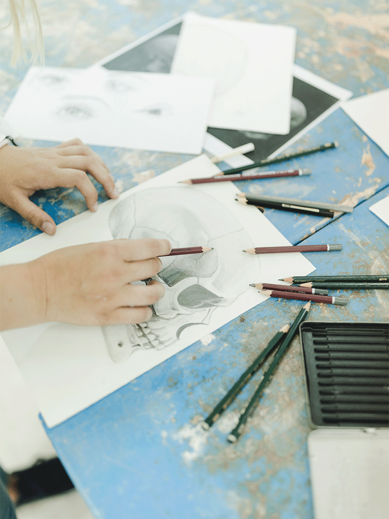 gros-plan-de-femme-esquisser-squelette-a-crayon-sur-etabli