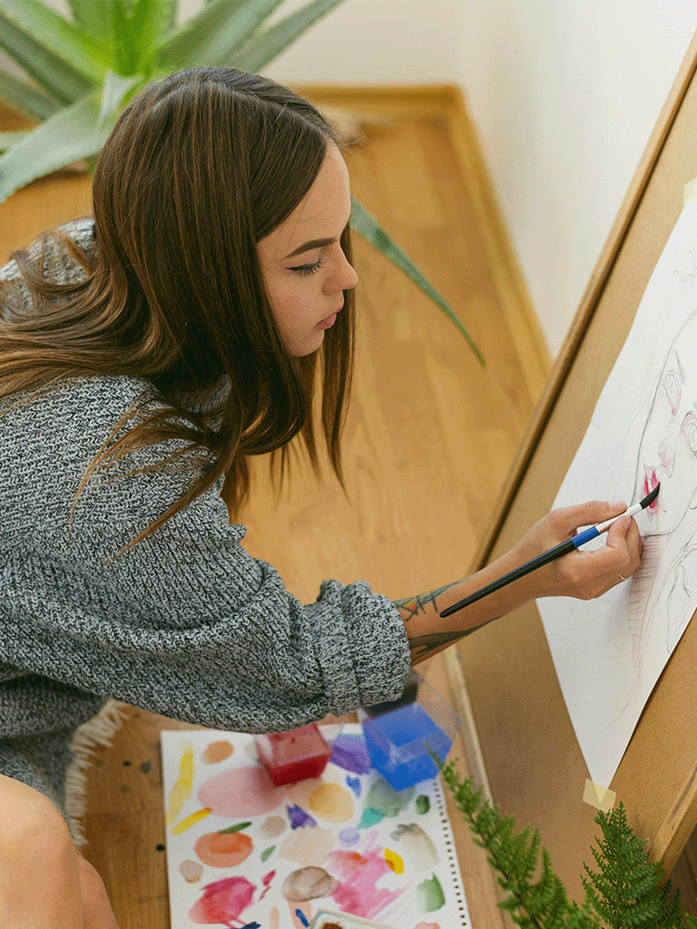 peintre-de-haute-vue-dessinant-un-portrait